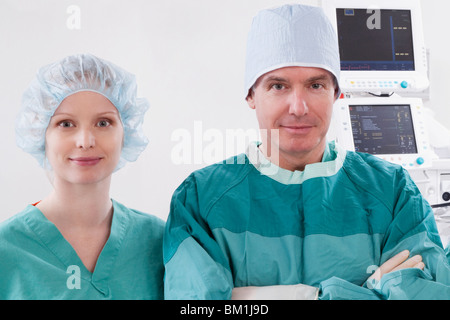 Porträt von zwei Chirurgen lächelnd Stockfoto