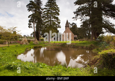 Großbritannien, England, Herefordshire, Putley, Kirche jenseits untere Gericht Farm Teich Stockfoto