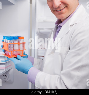 Arzt hält medizinische Proben in einem Labor Stockfoto