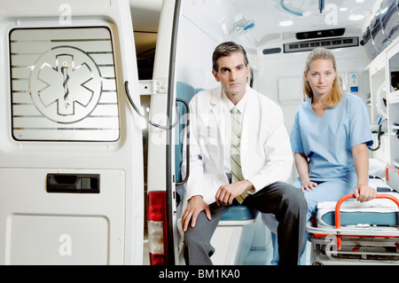 Arzt, eine Krankenschwester in einem Krankenwagen sitzen Stockfoto