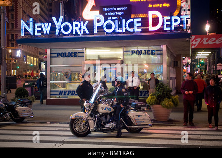 Im Zuge des Times Square Autos weiter bombardieren Vorfall NYPD Offiziere, Times Square in New York zu überfluten Stockfoto