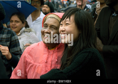 Freunde am Festkonzert Afrikatag, Trafalgar Square, London, UK Stockfoto