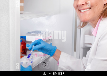 Ärztin in einem Labor untersucht Stockfoto