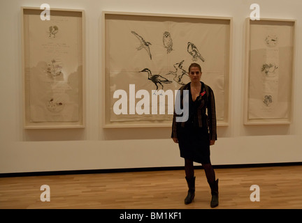 Tracey Emin steht vor ihrer aktuellen Installation an der Royal Academy of Arts in London Stockfoto