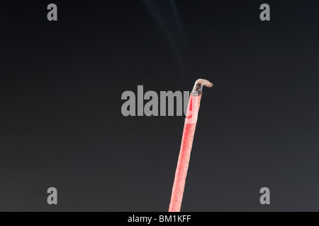 Nahaufnahme von einem brennenden Räucherstäbchen Stockfoto