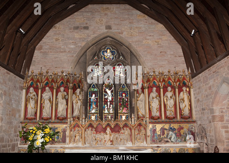 Großbritannien, England, Herefordshire, Putley Kirche aus Holz kunstvoll geschnitzt und bemalt Retabel im neugotischen Stil Stockfoto