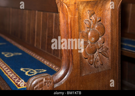 Putley, Herefordshire, England, UK-Kirche, Holzschnitzerei, Cider Apple Themen geschnitzten Pew Ende Dekoration Stockfoto