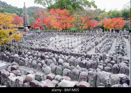 Jizo Steinstatuen und Herbst Ahorn Blätter im Adashino Nenbutsu Dera Tempel, Arashiyama Sagano Bereich, Kyoto, Japan, Asien Stockfoto