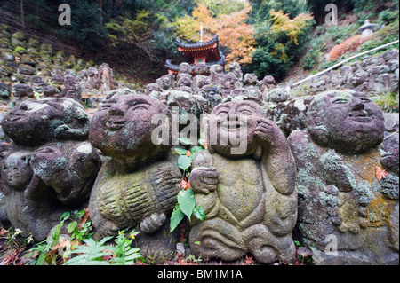 Stein-Statuen in Otagi Nenbutsu Ji Tempel, Arashiyama Sagano Bereich, Kyoto, Japan, Asien Stockfoto