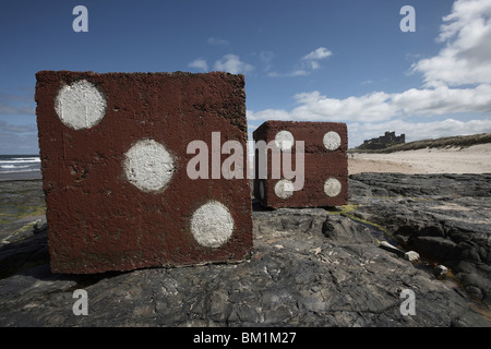 Zwei riesigen Betonblöcke gemalt als Würfel, Bamburgh Strand und Schloss, Northumberland, UK Stockfoto