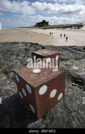 Zwei riesigen Betonblöcke gemalt als Würfel, Bamburgh Strand und Schloss, Northumberland, UK Stockfoto