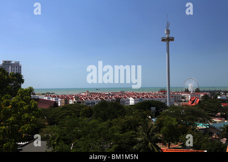 Erhöhten Blick auf den historischen Hafen und der Menara Taming Sari (Sky Tower) von Malacca oder Melaka, Malaysia. Stockfoto