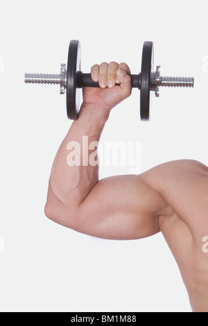 Mann mit einer Hantel trainieren Stockfoto