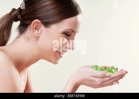 Frau riechen Badeperlen Stockfoto