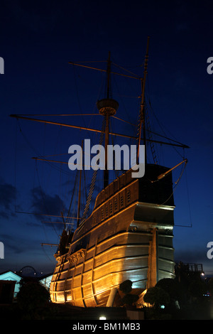 Das Maritime Museum in der Nacht, eine Replik des Frol De La mar Schiff, in der historischen Stadt von Malakka oder Melaka, Malaysia. Stockfoto