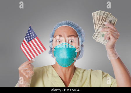 Ärztin mit einer amerikanischen Flagge und Währung Notizen Stockfoto