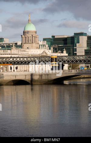 Blick auf den Liffey-Fluss mit Custom House Quay im Hintergrund, Dublin, Republik Irland, Europa Stockfoto