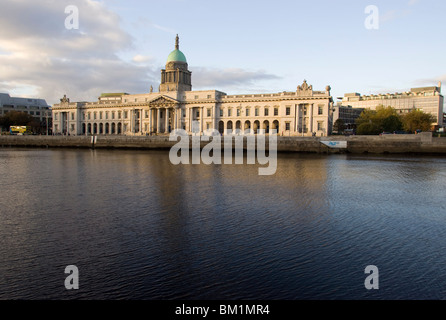 Custom House Quay am Liffey-Fluss, Dublin, Republik Irland, Europa Stockfoto