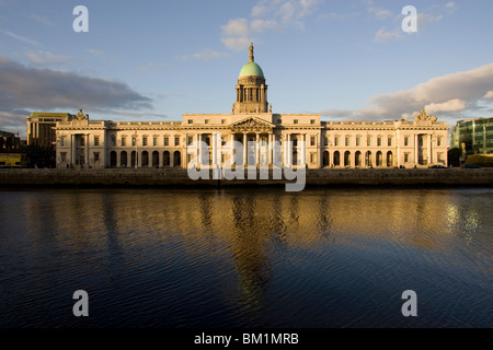 Custom House Quay am Liffey-Fluss, Dublin, Republik Irland, Europa Stockfoto