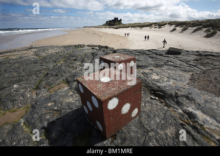 Zwei riesigen Betonblöcke gemalt als Würfel, Bamburgh Strand und Schloss, Northumberland, UK Stockfoto