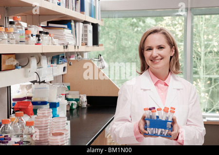 Ärztin, medizinische Proben in einem Labor hält Stockfoto