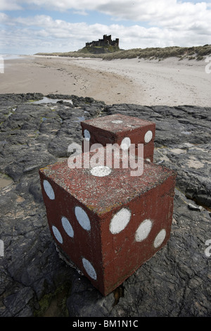 Zwei riesigen Betonblöcke gemalt als Würfel, Bamburgh Strand und Schloss, Northumberland, UK Stockfoto