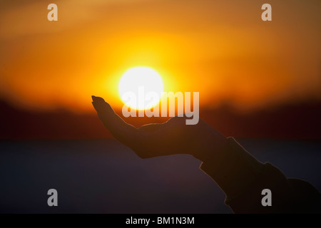 Person Schröpfen Hand unter Sonne Stockfoto