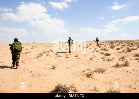 Weibliche israelische Infanteristen, die Ausbildung in der Wüste Stockfoto