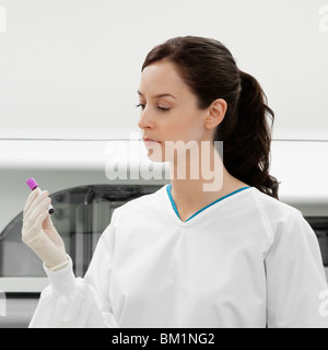 Ärztin, die eine medizinische Probe in ein Labor hält Stockfoto
