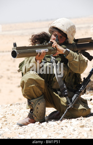 Weibliche israelische Infanteristen, die Ausbildung in der Wüste Stockfoto