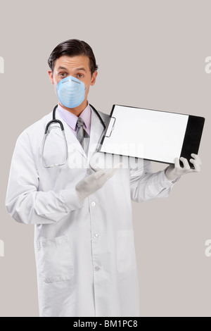 Arzt eine Schutzmasken tragen und zeigen eine Clip-board Stockfoto