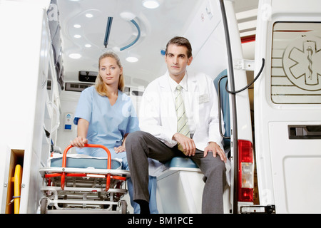 Arzt, eine Krankenschwester in einem Krankenwagen sitzen Stockfoto