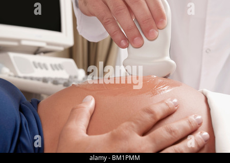 Schwangere Frau geht durch eine Ultraschalluntersuchung Stockfoto