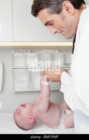 Arzt Untersuchung ein Neugeborenen Stockfoto
