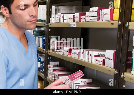 Apotheker in der Apotheke Stockfoto