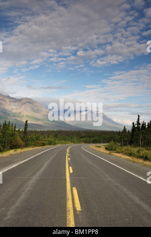 Straße und Dalton Range, Kluane Nationalpark und Reserve, Yukon Territorium, Kanada, Nordamerika Stockfoto