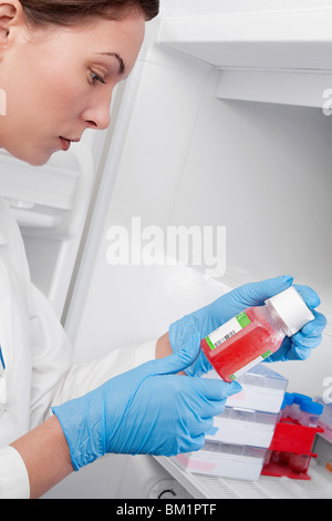 Ärztin mit einer Flasche Lösung in einem Labor Stockfoto