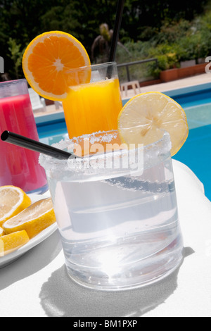 Nahaufnahme von sortierten Getränke am Pool Stockfoto