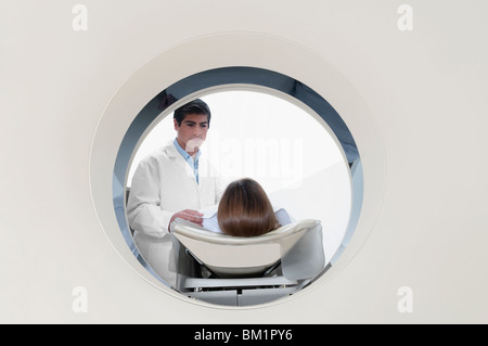 Patienten, die durch eine MRT-Untersuchung Stockfoto