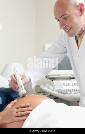 Schwangere Frau geht durch eine Ultraschalluntersuchung Stockfoto