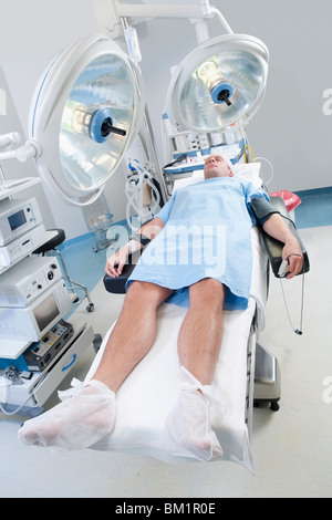 Patient liegt auf einem OP-Tisch Stockfoto