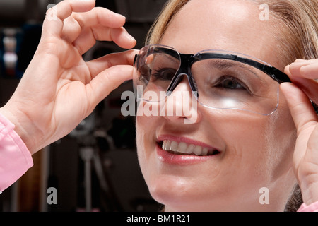 Ärztin, die das Tragen einer Schutzbrille Stockfoto