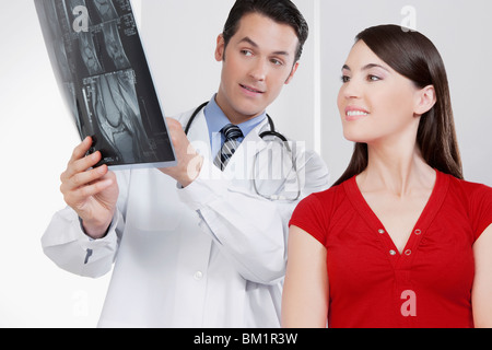 Arzt, Röntgen-Bericht, einen Patienten zu erklären Stockfoto