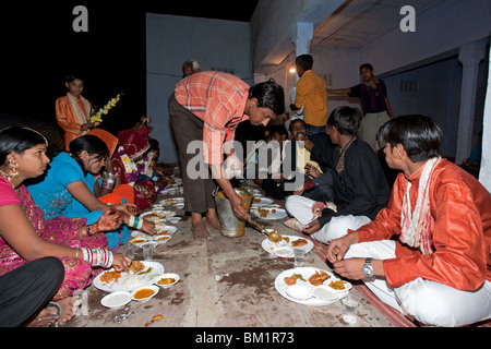 Inder essen ein traditionelles Thali. Hochzeitsfeier. Pushkar. Rajasthan. Indien Stockfoto