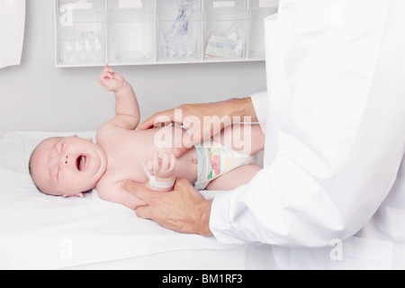 Arzt Untersuchung ein Neugeborenen Stockfoto
