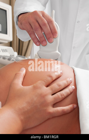 Schwangere Frau geht durch eine Ultraschalluntersuchung Stockfoto