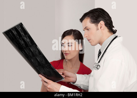 Arzt, Röntgen-Bericht, einen Patienten zu erklären Stockfoto