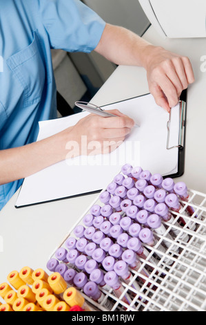 Weibliche Labortechniker bereitet ein medizinisches Gutachten Stockfoto