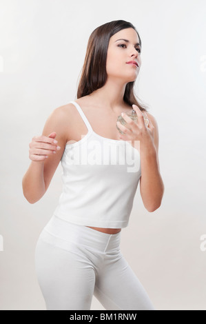 Anwenden von Parfüm Frau Stockfoto