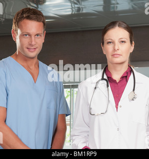 Porträt von einer Ärztin und ein Krankenpfleger Stockfoto